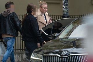 Dawno niewidziana Kinga Duda zadaje szyku w karmelowym płaszczu