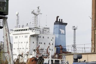 Opuszczony rosyjski statek w porcie w Gdyni