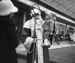 Mikołaj w pasażu za Domami Towarowymi Centrum - 1976 r.