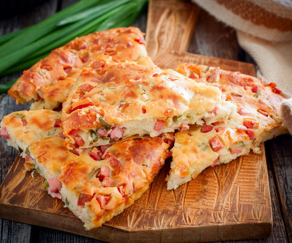 Chłopska tarta z kiełbasą, cebulą i serem - niedroga i przepyszna!