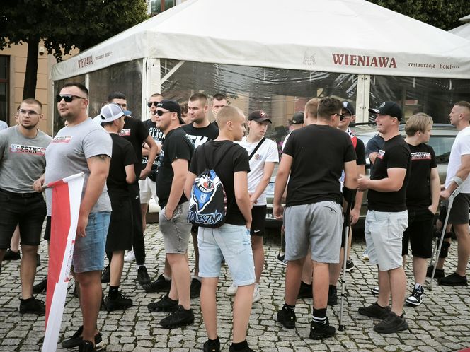 Manifestacja pod hasłem "Sto nielegalnej imigracji" w Lesznie