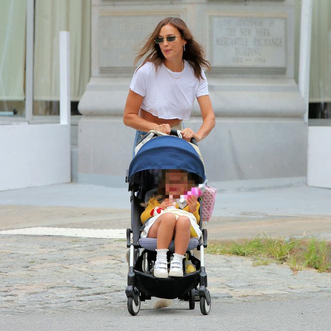 Irina Shayk na spacerze z córką