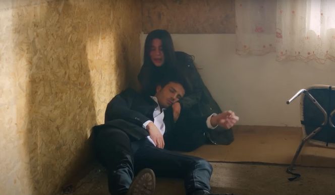 Ege odnajdzie Zeynep, ale porywacz Ragip dźgnie go nożem i zabije. Ukochany skona w ramionach zrozpaczonej Zeynep.