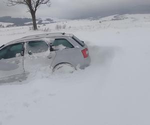 Śnieg zasypał auto 