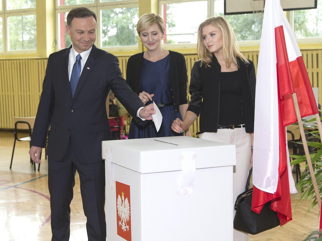 Andrzej Duda głosuje z rodziną