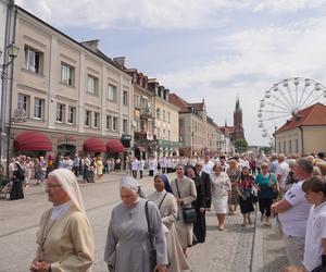 Boże Ciało 2024. Tłumy wiernych przeszły w procesji ulicami Białegostoku