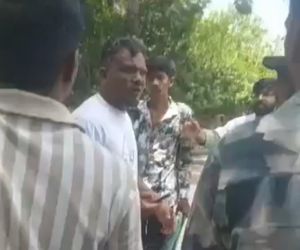 Jeden pasażer przeżył katastrofę lotniczą w Indiach. Wyszedł z samolotu tylko lekko kulejąc [WIDEO]