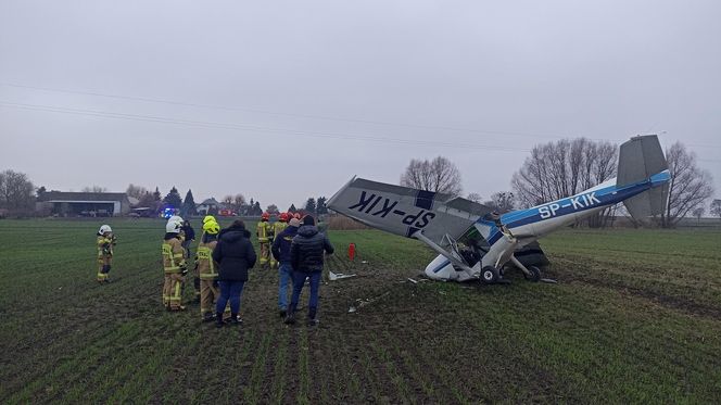 Awionetka runęła na pole pod Chełmnem! Dwie osoby trafił do szpitala [ZDJĘCIA]