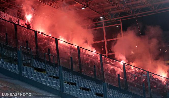 Dziury wypalone w murawie, powyrywane krzesełka, zdewastowane łazienki: Stadion Wisły po meczu z Sandecją [ZDJĘCIA, AUDIO, WIDEO]