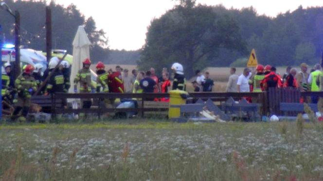 Chrcynno: Katastrofa lotnicza, samolot spadł na hangar. 5 osób nie żyje, wśród rannych dziecko