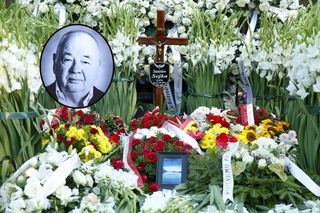 Tak wygląda grób Stanisława Soyki. Morze kwiatów i nietypowy przedmiot 