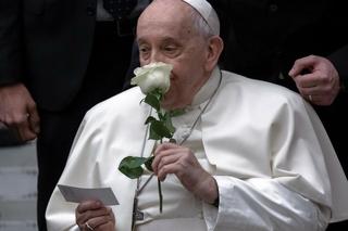 Franciszek błogosławi parom tej samej płci i gromi krytyków