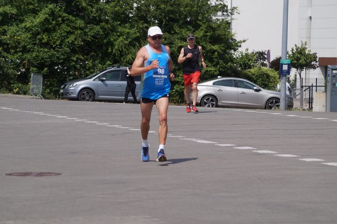 Seniorzy w Bydgoszczy pokazali moc! Blisko setka na starcie pierwszego Biegu Seniora