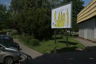 Nietypowe plakaty zawisły w Olsztynie. Ich autorem jest znany rysownik [ZDJĘCIA]