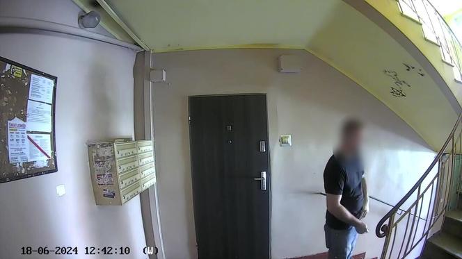 Mieszkańcy Rudy Śląskiej w Szoku. Mężczyzna zabawiał się na klatce schodowej. Wszystko nagrano