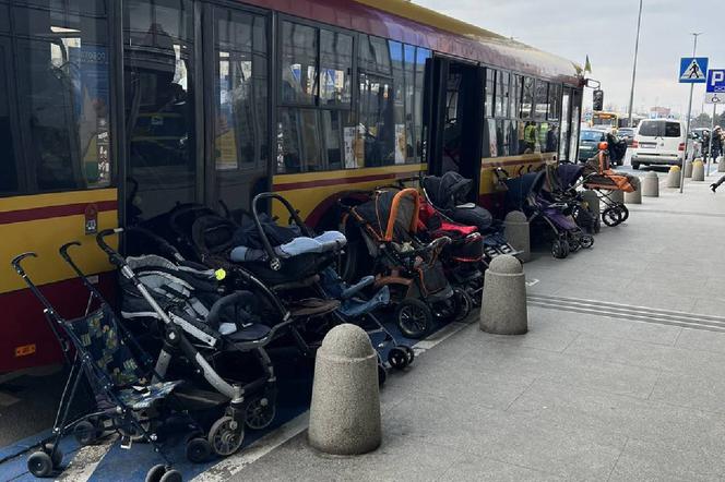 Polskie matki przekazują wózki dla ukraińskich dzieci