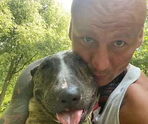 Artur Szpilka zabrał swoje psy w szczególne miejsce. Dla wielu to nie do pomyślenia, niecodzienny widok