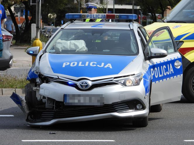   Zderzenie radiowozu z autem na Białołęce. Jeden policjant do szpitala