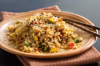 Ryż zasmażany z mielonym mięsem i jajkiem - szybkie i pyszne danie obiadowe