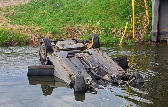 Pijany kierowca przebił barierki i spadł z mostu do rzeki