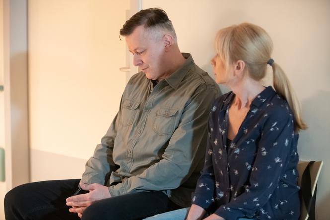 Na Wspólnej odc. 3021. Ewa (Ewa Gawryluk), Leszek (Wojciech Majchrzak)