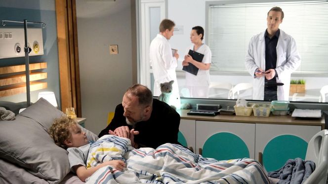 M jak miłość odc. 1880. Olek (Maurycy Popiel), pacjent Tymek (Ksawery Krajewski), Mirosław Wójcik (Jakub Kornacki)