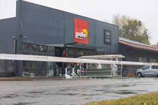   Napad na bankomat w Suszu. Wybuch uszkodził wejście do sklepu obok