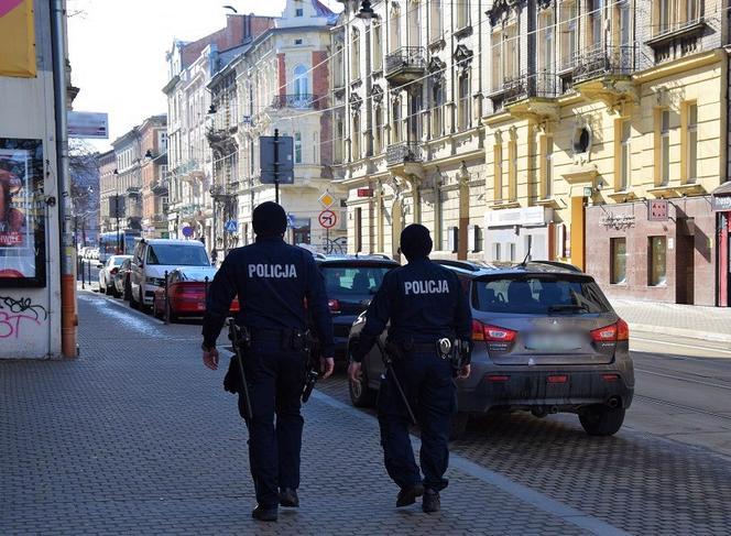 Krakowscy policjanci kontrolują przestrzeganie obostrzeń sanitarnych