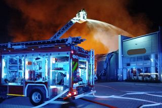 Pożar hali w Czeladzi. 80 strażaków walczyło z ogniem. Może być jeszcze wyczuwalny uciążliwy zapach