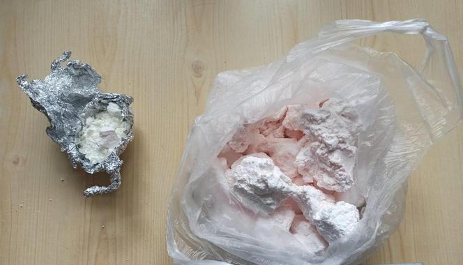 W mieszkaniu 33-latka policjanci zabezpieczyli 1,5 kg narkotyków. Część z nich była ukryta w zamrażarce
