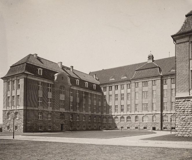 To jeden z najpiękniejszych budynków w Olsztynie. Dawniej pomieszczenia zajmowało m.in. Gestapo