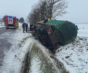 Wypadek pod Korszami. Osobówka i ciężarówka wpadły do rowu [ZDJĘCIA]