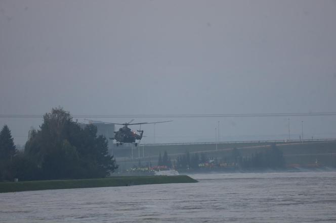 Powódź w Nysie. Wał przy Wyspiańskiego uszczelniony