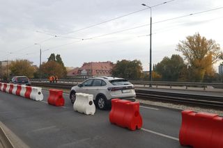 Autobusy (ledwo) przeciskają się przez torowisko przed mostem Bernardyńskim. Czy nie mogłyby zawracać na rondzie? 