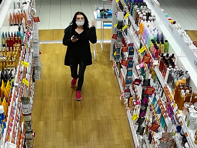 Kradzież doskonała? W taki sposób para z Gliwic wyniosła z drogerii cenne kosmetyki. Nagranie szokuje [WIDEO]