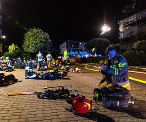 Pożar w Ząbkach. Strażacy przeszukują pogorzelisko