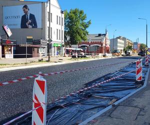 Na ul. Armii Krajowej powstaje już nowa nawierzchnia. Jej skrzyżowanie z ulicami Wojskową i Piłsudskiego zostanie zamknięte na kilka dni.