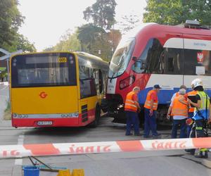 Autobus miejski zderzył się z pociągiem WKD. Ranni pasażerowie przewiezieni do szpitala