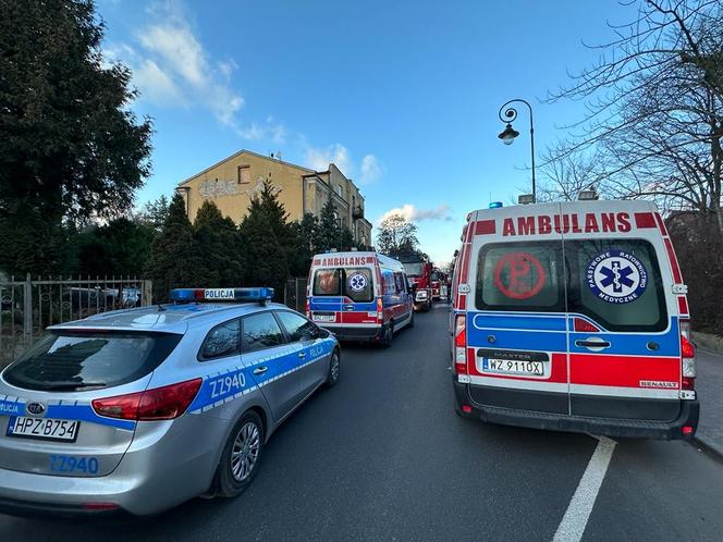 Pożar kamienicy w Grodzisku Mazowieckim. 5 osób w szpitalu, dramatyczna akcja ratunkowa