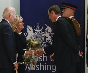 Prezydent Joe Biden w ambasadzie składa kondolencje po śmierci królowej Elżbiety II