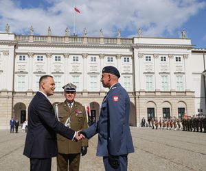 Przejście do Pałacu Prezydenckiego. Pierwsza dama się przebrała 
