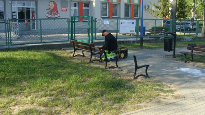 Zdewastowane ławki i kosze na śmieci