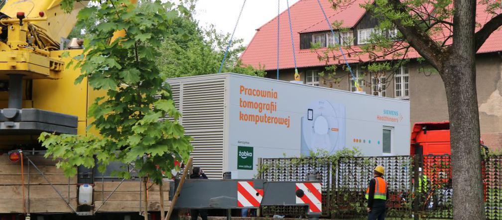 Zobaczcie jak montowano kontener z tomografem pod szpitalem w Gorzowie. 