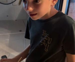 Egzotyka wg Rutkowskich. Krzysztof junior zajada robaki jak chipsy