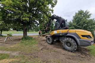 ​Na nowej ścieżce rowerowej w Lesznie już kładą asfalt [ZDJĘCIA]