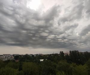 Nawałnice przechodzą przez Polskę. Ciemne chmury nad Białymstokiem