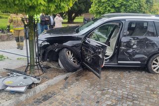 Pijacki rajd na ratusz! Kierowca demolował wszystko, co napotkał na drodze.