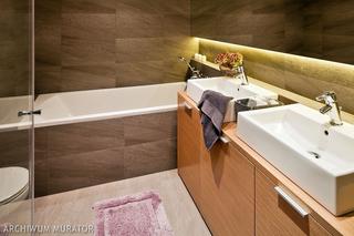 Projekt łazienki z wygodna półką wzdłuż umywalek i wanny