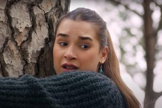 Sila znów wpakuje się w tarapaty. Tym razem utknie na drzewie i spadając... spadnie na Kuzeya. 