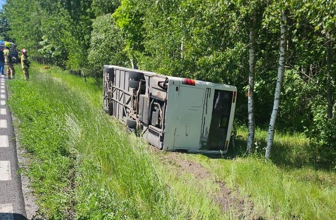   Wypadek autobusu szkolnego na Mazurach. Rannych kilka osób, droga zablokowana!